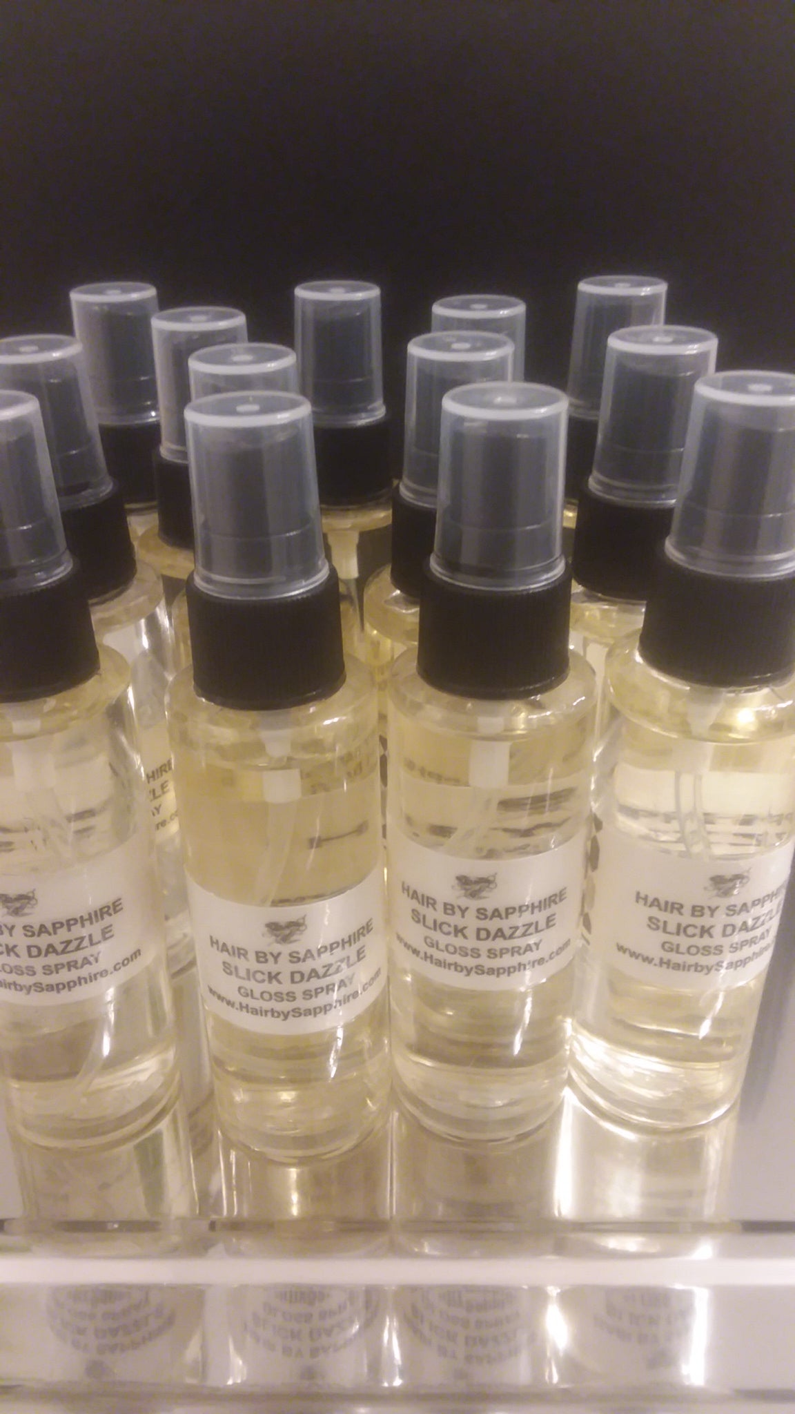 Film-/TV-Haarstylist und Perückenmacher Sapphire bringt Slick Dazzle Haar- und Bartglanzspray auf den Markt